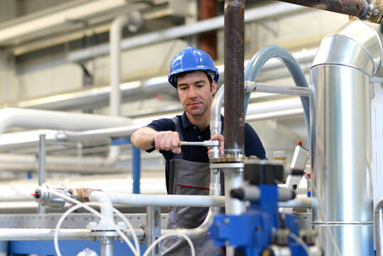 assembler in an industrial plant - assembly and repair on site
