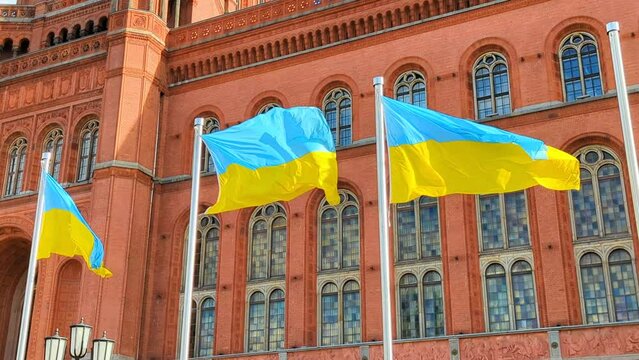 Ukrainische Flaggen wehen vor dem Berliner Rathaus "Rotes Rathaus" im Wind
