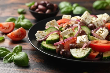 Fototapeten Greek salad with fresh vegetables, feta cheese, kalamata olives, dried oregano, red wine vinegar and olive oil. Healthy food. © grinchh