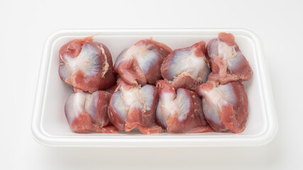 鶏肉・白いトレーと生の砂肝(砂ずり)