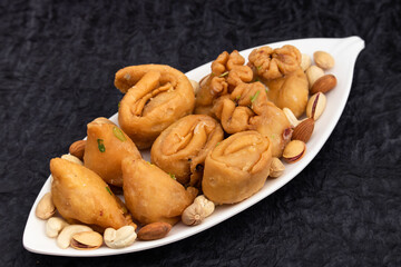 Fototapeta premium Various Indian Sweet Dumpling Khoya Mithai - Kalash Gujiya, Samosa Karanji, Lavang Lata, Laung Latika, Potli Gujia Also Called Pirukiya, Pirukia, Basundi, Gughra For Deepawali, Teez Holi, Diwali, Teej