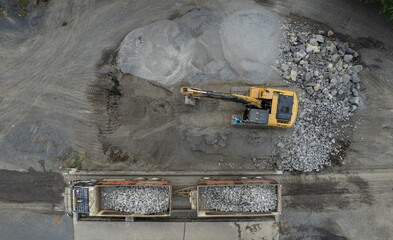Obraz premium excavator scooping rocks, stone construction