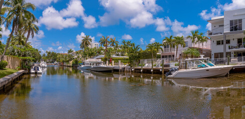 Fototapeta na wymiar Waterfront houses with boats along the Biscayne Bay in Miami Beach Florida. Beautiful homes overlooking a scenic lagoon in the ntracoastal Waterway.