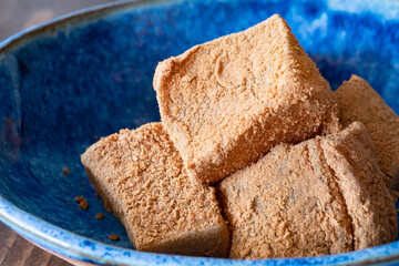 きな粉をまぶしたわらび餅のクローズアップ。和菓子。