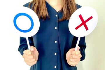 マルかバツの選択肢を持つ女性
