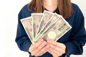 現金を手に入れた女性　顔無し上半身