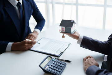 Real estate company to buy houses and land are delivering keys and houses to customers after agreeing to make a home purchase agreement and make a loan agreement.