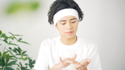 肌にクリームを塗る男性　スキンケア　メンズコスメ　男性用化粧品