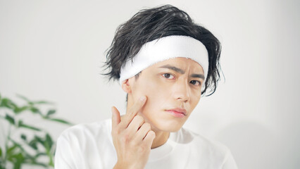 肌荒れを気にする男性　スキンケア　メンズコスメ　男性用化粧品