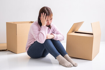 引っ越しで頭を抱える女性