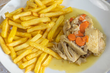 assiette de tripes et frites en gros plan