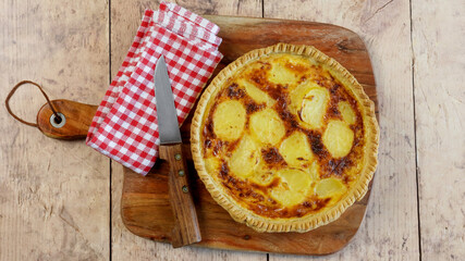 quiche aux pommes de terres et comté, en gros plan, sur une table