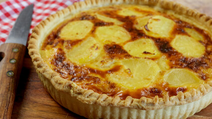 quiche aux pommes de terres et comté, en gros plan, sur une table