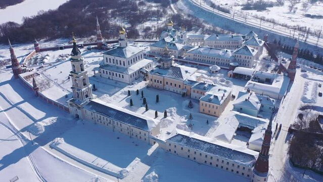  Winter view of the Russian landmark of the Epiphany Staro-Golutvina monastery, located on the outskirts of the city of Kolomna, Russia. 
