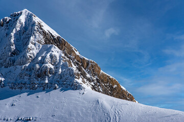 Berggipfel verschneit im Winter in der Sonne in der Schweiz
