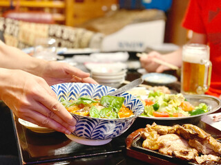 料理の入ったお皿を両手で持つ