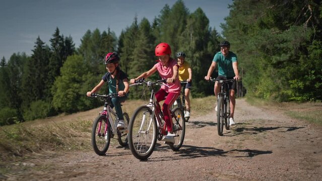 Family with children at bike trip.