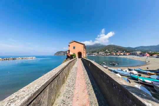 Italy, Liguria, Levanto, Footpath leading to Villa Preia overlooking Spiaggia Levanto beach