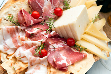 Salumi e formaggi sardi: guanciale, coppa, prosciutto crudo, pecorino fresco e stagionato, pane...