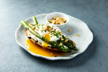 Healthy asparagus toast with poached egg - obrazy, fototapety, plakaty