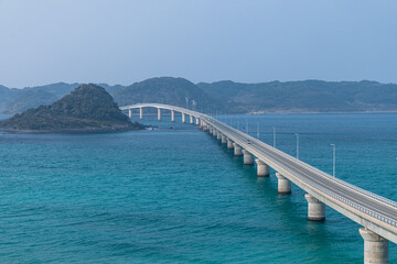 日本　山口県下関市にある角島大橋とコバルトブルーの海