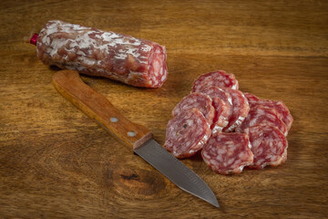 saucisson sec tranché en gros plan sur une table en bois