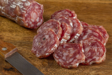 saucisson sec tranché en gros plan sur une table en bois