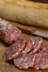 saucisson sec tranché en gros plan sur une table en bois