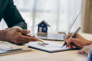 Loan officers recommend homes to clients after signing a real estate contract with an approved mortgage request regarding the offer of mortgage interest rates and home insurance. - obrazy, fototapety, plakaty