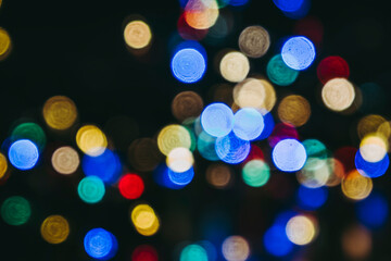 Ronds de lumières halos coloré et fond noir - Bokeh avec des lumières de fête	