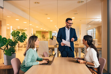 Obraz premium Hardworking, smiling business people having a meeting in the meeting room.