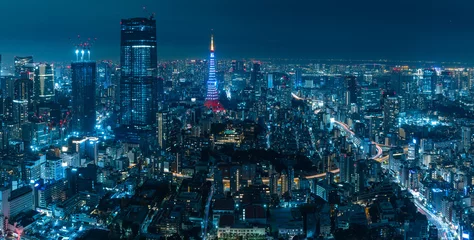 Selbstklebende Fototapete Tokio 日本　東京都港区の六本木ヒルズの展望台から眺める東京の夜景とライトアップされた東京タワー