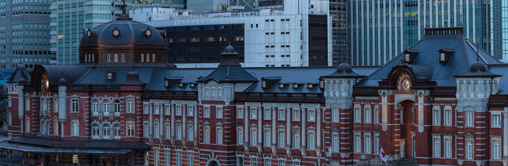 日本　東京都千代田区の丸の内ビルディングから見える赤レンガ作りの東京駅舎と高層ビル