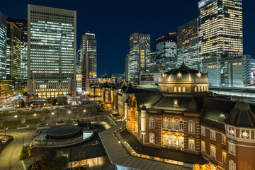 日本　東京都千代田区丸の内のKITTEガーデンから見える赤レンガ作りの東京駅舎と高層ビル群の夜景