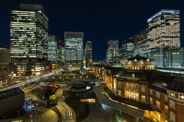Fototapeta na wymiar 日本　東京都千代田区丸の内のKITTEガーデンから見える赤レンガ作りの東京駅舎と高層ビル群の夜景