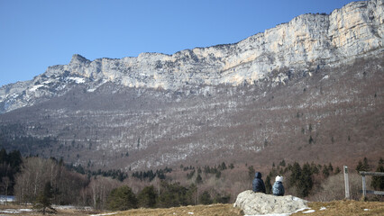 Deux petits bonhommes face aux falaises, children contemplation of nature