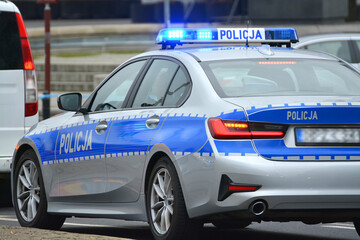Radiowóz polskiej policji drogowej z policjantem, nowy podczas służby w mieście. Nowe barwy