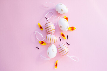 Oster Dekoration auf rosa Hintergrund