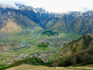 Obraz premium View of a village in a mountain valley. Georgia, Stepantsminda. High quality photo