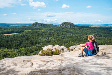 Frau Seniorin Wandern Elbsandsteingebirge Sächsische Schweiz Sommer