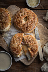 bagels aux graines de sésame façon croque madame jambon peut béchamel