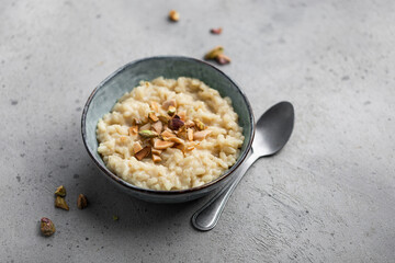 riz au lait crémeux aux épices cannelle cardamome pistaches et amandes kheer indien