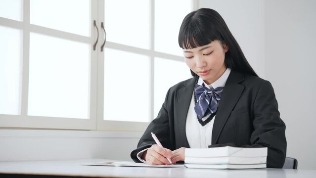 勉強する女子学生　学習塾　大学受験