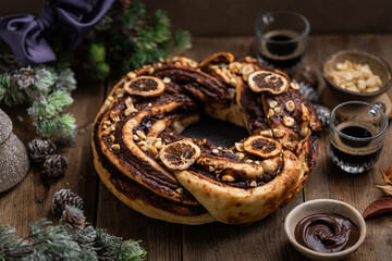 brioche tressée babka fait maison avec pâte à tartiner au chocolat noisette couronne table de fête Noël