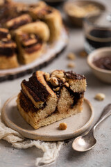 brioche tressée babka fait maison avec pâte à tartiner au chocolat noisette coupée en parts	