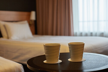 ホテルの客室のベッドルームと朝コーヒーの風景