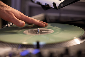 Obraz premium gros plan sur les mains d'un DJ ou d'un musicien électro en train de mixer sur une platine.