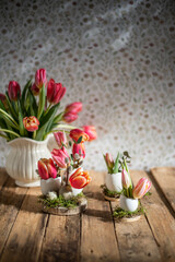 Osterdeko mit frischen Blumen, Tulpen zu Ostern