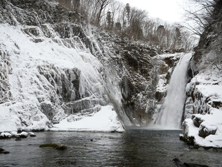 雪山の滝