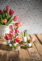 Fototapeta na wymiar Osterdeko mit frischen Blumen, Tulpen zu Ostern